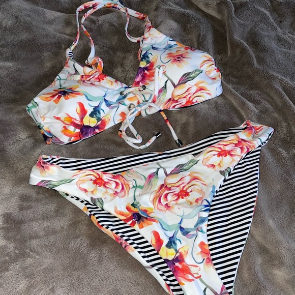 Cupshe Floral/Striped Reversible Bikini - Picture 2 of 4